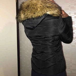  - En fin jacka med stor pälsluva från Belle, storlek S, har bara använt den en vinter