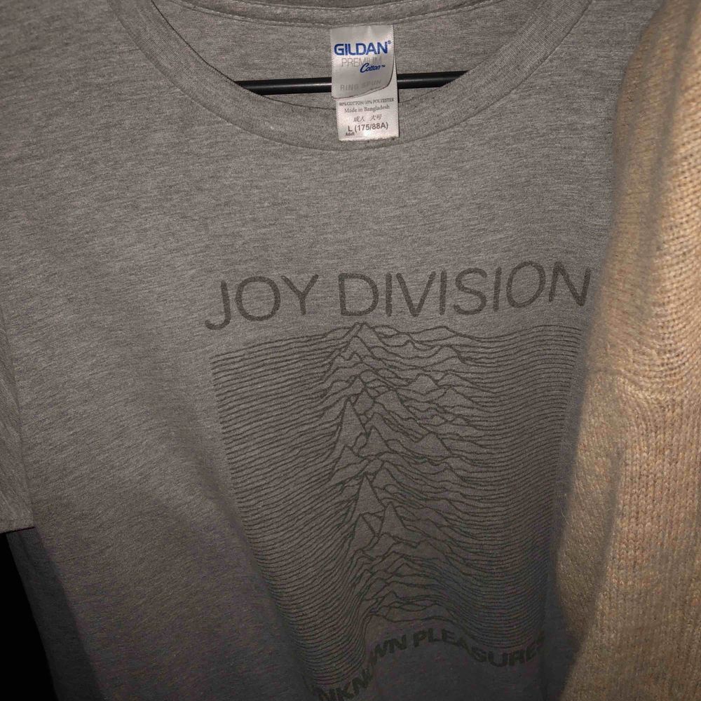 Joy division tröja, fett najs tröja fett najs band. Storleken är L men är mindre. 😘. T-shirts.