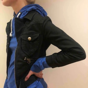  - En svart jeans-jacka med mycket detaljer. En kort modell som snygg och enkel att matcha med det mesta!