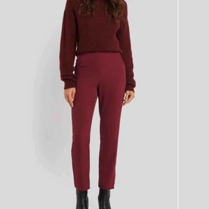  - Svinsnygga vinröda kostymliknande byxor från NAKD, aldrig andvända så i nyskick!! Nypris 400kr, skriv för fler bilder💓