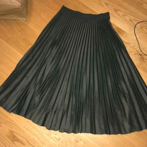  - Lång svart sommarkjol . Inte använd ofta. Storlek 36 skulle säga den passar S och XS