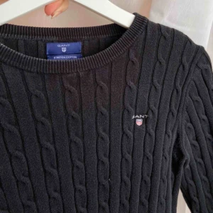  - Använd kabelstickad gant tröja i färgen svart, skicket är bra inget är sönder!❤️ Fråga ifall du har frågor!