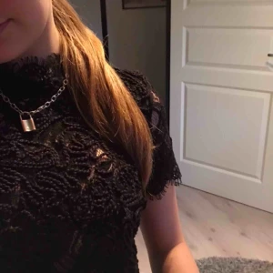  - Festlig topp från Zara! Säljer då det inte är min stil längre. Passar svinbra till vardags med ett par jeans, men även till fest/middag😜 Köparen står för frakten🌱