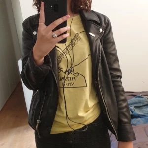  - snygg och sparsamt använd läderjacka (syntetiskt läder) från h&m. köpte den i somras men den kom inte så mycket till användning. storlek 36