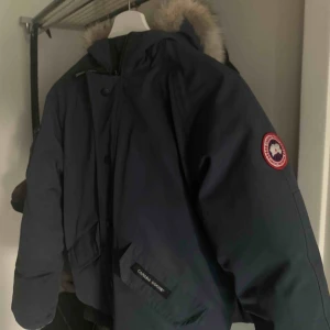 Canada Goose Rundle Bomber - Canada Goose Rundle Bomber | 8/10, självklart äkta |Sitter som en XS för herrar | Kan skicka mer bilder vid behov | Nypris ca 6500kr | Pris kan diskuteras vid snabb affär | Meet-up sker i Karlstad