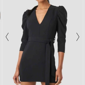  - Suuuper snygg och stilren klänning från nakd! Använd en kväll och i perfekt skick. Kan stylas med ett par sneakers elr en klack! Frakt går på 45kr 🥰 