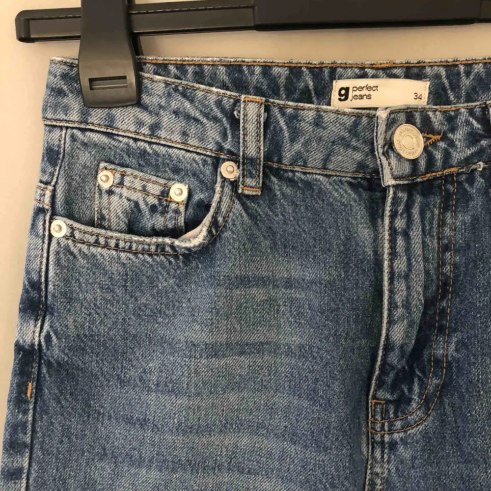 Fina jeans från Gina Tricot i ljusblå/blå i storlek 34. Sparsamt använda så de är i bra skick! Säljer för att de är för små för mig. Höga i midjan!😀 120kr + 66kr i frakt . Jeans & Byxor.