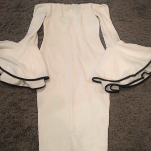  - En vit klänning från Bohoo med off the shoulder. Har aldrig använt den. Den är Storlek S.