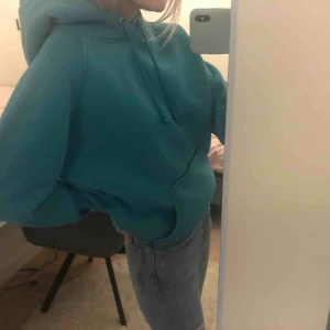  - Turkos hoodie från Bikbok ⚡️💕 Använd en gång, så den är 10/10 i skick! Skriv privat för fler bilder eller om du har någon fråga. 👊🏼👊🏼😚