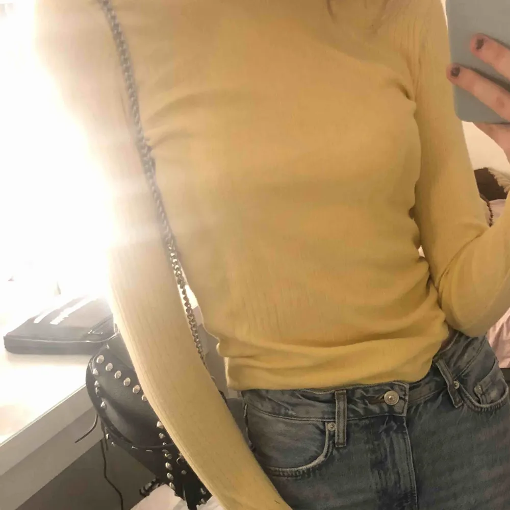 Långärmad tröja i en jättefin gul färg ⚡️😚🌙 Så söt och jätte enkel att matcha! Skriv privat för fler bilder eller om du har någon fråga. 💞💞. Toppar.