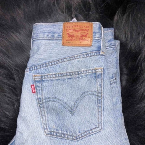  - Säljer mina levis jeans som jag köpt på second hand. Är i fint skick. Storlek S (w27L30) köparen står för frakt.  Vid fler frågor eller bilder hör av er<33