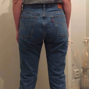  - Mellanblå klassiska Levis 501:or. Bara användna en gång så de är i nyskick💛 Strl 28 längd 32. Personen på bilden är 165 cm och har strl 27, så dessa jeansen är lite förstora i midja och lår. 📬 Frakt 63 kr