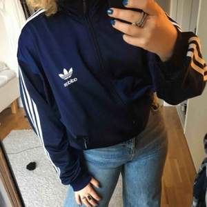 Adidas tröja, sitter som en L. Möts upp i Stockholm annars står köparen för frakt💘