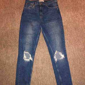 Säljer mina jättefina jeans då dem tyvärr är förstora för mig. Mycket fint skick, har inte använt så mycket. Jag skulle säga att modellen är mom jeans. Köparen betalar eventuell frakt.