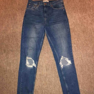  - Säljer mina jättefina jeans då dem tyvärr är förstora för mig. Mycket fint skick, har inte använt så mycket. Jag skulle säga att modellen är mom jeans. Köparen betalar eventuell frakt.