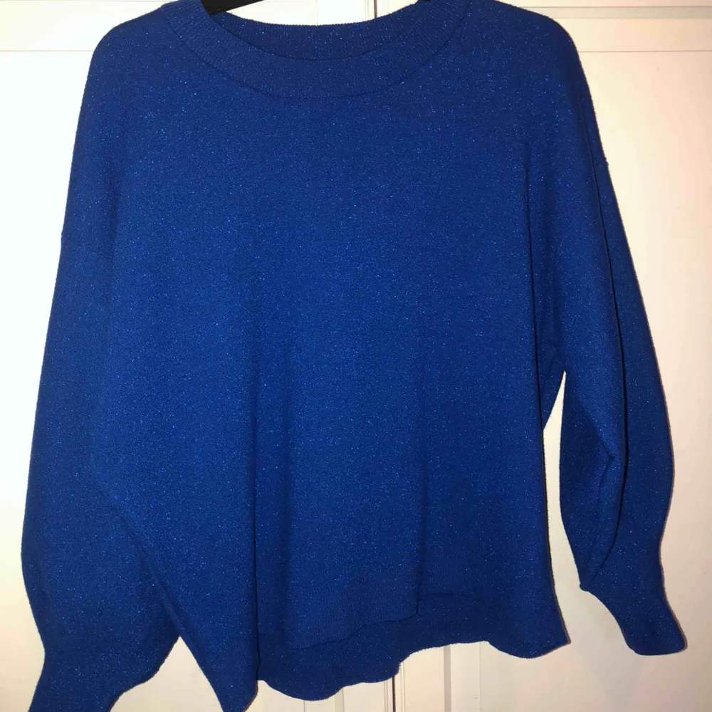 Superfin stickad tröja från H&M i en kungsblå färg med lite glitter. Använd två gånger så den är som ny! Frakt ingår i priset!💙. Tröjor & Koftor.