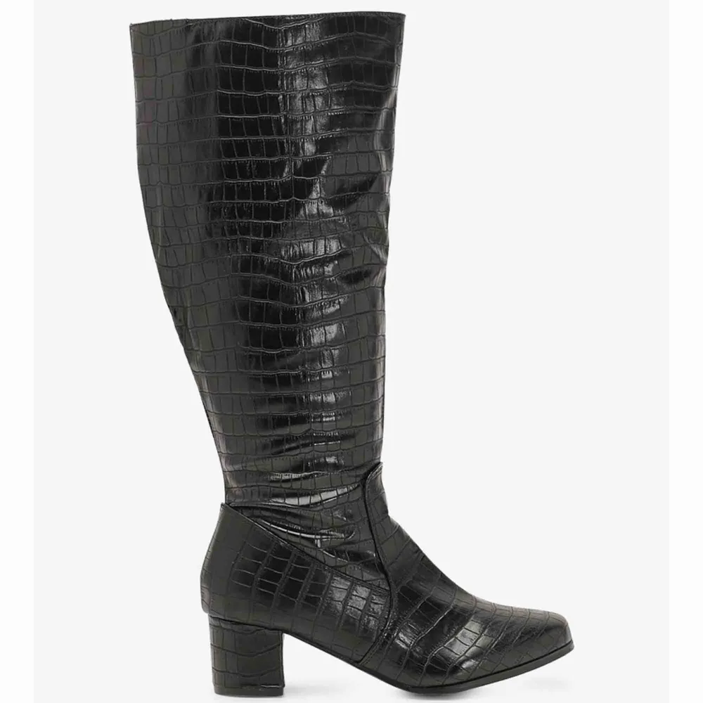 Knee boots från boohoo som blev beställda i fel storlek, helt oanvända men hann inte skickas tillbaka, pris kan diskuteras💕. Skor.