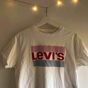 Fin T-shirt från Levi’s. Använd ca 4 gånger. Har en liten fläck på trycket som knappt syns från långt håll. 