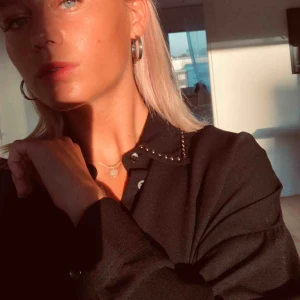  - Fin skjorta med detaljer i bra skick, knappt använd. Inköpt för 400kr.  