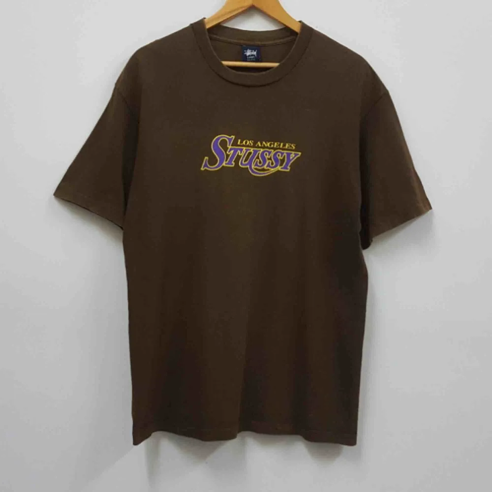 Stussy LA Lakers t-shirt Vintage ( Från tidigt 2000-tal) Använd men bra skick, inga fläckar eller hål. Väldigt sällsynt. Finns knappt någon i denna färg till salu.  Kontakta för fler bilder. Storlek M (mer som S) . T-shirts.
