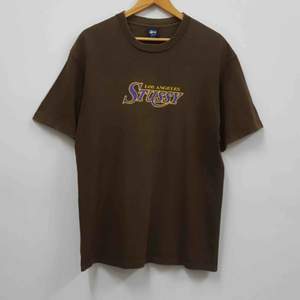 Stussy LA Lakers t-shirt Vintage ( Från tidigt 2000-tal) Använd men bra skick, inga fläckar eller hål. Väldigt sällsynt. Finns knappt någon i denna färg till salu.  Kontakta för fler bilder. Storlek M (mer som S) 