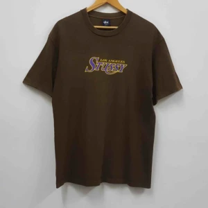  - Stussy LA Lakers t-shirt Vintage ( Från tidigt 2000-tal) Använd men bra skick, inga fläckar eller hål. Väldigt sällsynt. Finns knappt någon i denna färg till salu.  Kontakta för fler bilder. Storlek M (mer som S) 