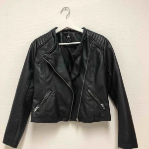  - Storlek 38 men passar 34 och 36!  Passar nog inte storlek 38 Nypris 300kr  