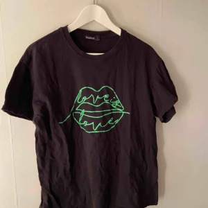  - Cool tshirt från boohoo med ett neon tryck på.