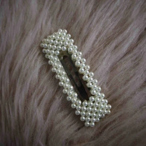  - Oanvänt hårspänne, köpt på Raglady för 60kr. Fri frakt, jag ansvarar ej för postens hantering. 