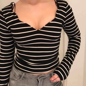  - Jättefin svartvit randig tröja använd 1-2 gånger 