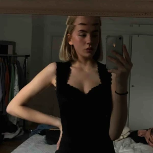  - Frakt ingår i priset! Långklänning från märket Chiara Forthi. Köpt här på Plick inför min studentbal i våras, så använd endast en gång av mig och en gång av den tidigare säljaren; superfint skick. 