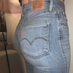 - Medium höga jeans med en liten rosett vid ankeln. Köpta förra året i usa för ca 800 svenska kr. Säljer då den ej används.  