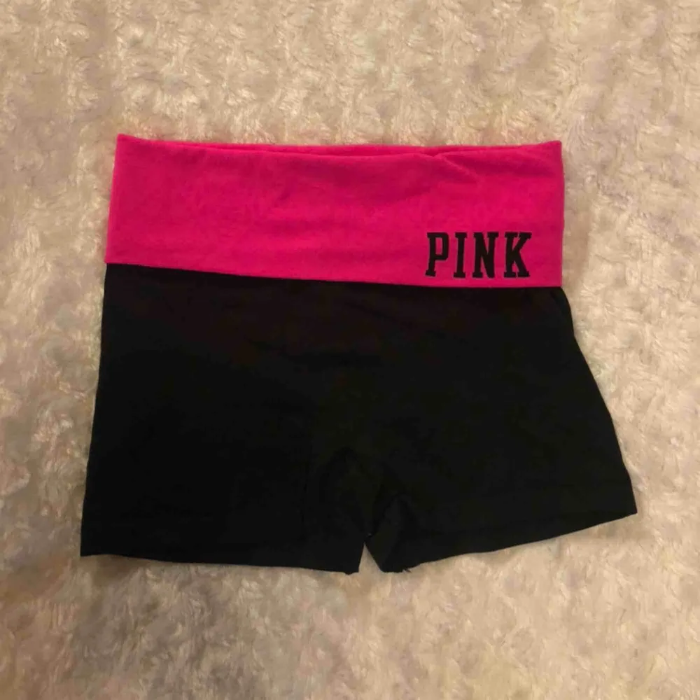 Yoga-pants från Pink/Victorias Secret köpta i Florida Mall. Super bekväma och i bra skick. 💕. Shorts.