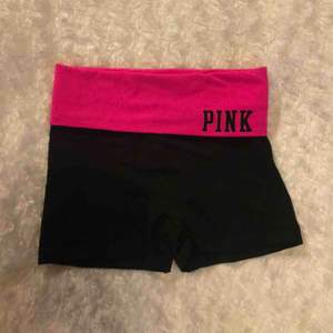 Yoga-pants från Pink/Victorias Secret köpta i Florida Mall. Super bekväma och i bra skick. 💕