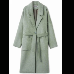  - En ljusgrön kappa från weekday, använd ca fem gånger. Jag har storlek 38, och köpte denna kappan i ca, skulle behövt en small.  Pris går att diskuteras 