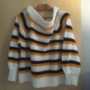  - En randig stickad off shoulder, använd ett fåtal ggr