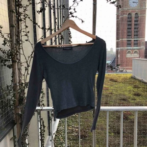 - Enkel, klassisk, långärmad croptop från Brandy&Melville. Mörkgrå i färgen och urringad. Knappt använd så i bra skick!🌟