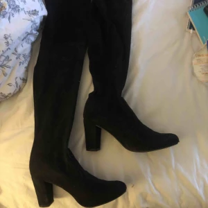  - Storlek 40 men lite små i storleken, knappt använda, frakt ingår💕