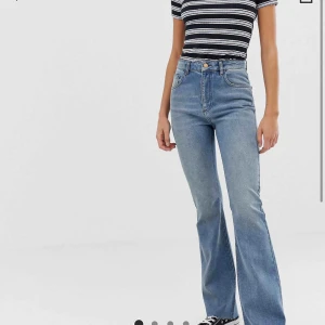  - Oanvända byxor från reclaimed vintage. Storlek W26 men små i midjan. Långa i benen men avklippt modell så man kan klippa av mer om man vill. 