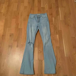  - Säljer ett var långa bootcut från Gina i en jättefin blå färg. Har ett hål på högra knät. Aldrig använda.