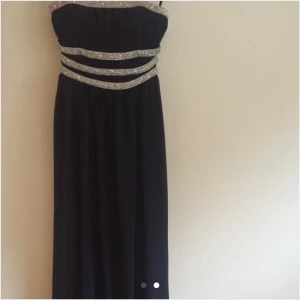  - Jättefin mörkblå balklänning med strass runt bysten i nyskick. Använd några timmar. Nypris 3000kr, säljer den för 1500kr. Den är golvlång på mig och jag är 165 cm lång. Fler bilder kan skickas vid intresse!