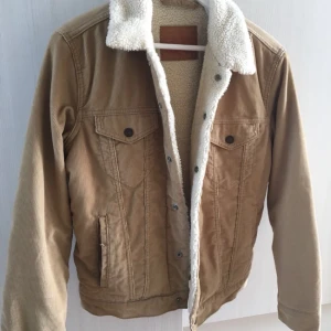  - Jacka från Levis. Aldrig använd! Unisex, så funkar lika bra på båda killer och tjejer. Köpt i januari för kring 1500kr, jag säljer för 450kr inkluderat frakt 