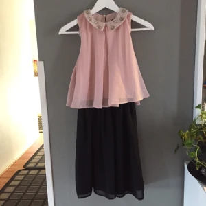  - Chiffonklänning med pärlkrage Fint skick Frakt tillkommer Kan mötas upp i Helsingborg/Klippan