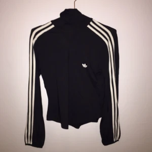  - Så svårfottad! Otroligt häftig modell på denna adidas-tröja. Hög polo och djup urringning i ryggen. Så sjukt snygg!!! Materialet är lite baddräktsaktigt därav väldigt skön att ha på sig. Bra skick!! 
Säljer även denna pga flytt. Köp fort innan jag ångrar mig🙈