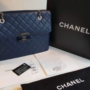  - Hej,

Säljer en 2016 års Chanel handväska.
30x26x11 (Large)
Använd 3ggr och har ett litet skrapmärke men annars perfekt skick.
Främre facket är aldrig använt.

Kalvskinn, Navy blå, skiftar en hel del beroende på ljus.
Fler bilder kan skickas. Röd insida och självfallet med serie nummer.
made in italy.

Väskan kommer med box, tag, certifikat, instruktionsbok samt påse.
Boxen är skadad på ena sidan som synes på bilden.
Betalning sker i förskott om den skall skickas. köparen står för frakten.

Inte intresserad av någon form av byte.

Nypris 4500 USD + moms