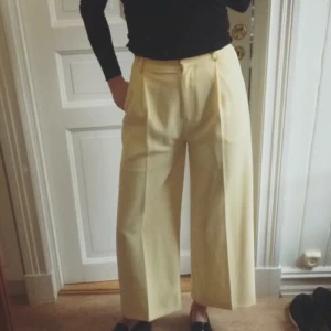  - Brallor från ett av Stine Goyas samarbeten med Weekday. Färgen är gul/biege och de har en innerbyxa över rumpan. Motveck fram.  Material: Polyester Pistill Palazzo Pants enligt lappen.  Hämtas i centrala Göteborg eller skickas mot att köparen bet porto.
