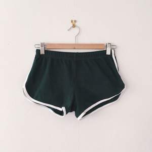 Mörkgröna shorts från American Apparel med vita detaljer. OBS små i storleken!! 