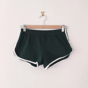  - Mörkgröna shorts från American Apparel med vita detaljer. OBS små i storleken!! 