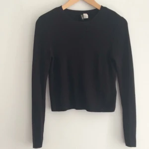  - Kort finstickad modell med långa armar fr Divided/HM.  Hämtas i centrala Göteborg eller skickas mot att köparen pröjar fraktkostnad.