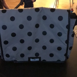  - Skötväska från DAY Birger Mikkelsen.
Använt väldigt lite.
Bra fack och tålig mot regn.
